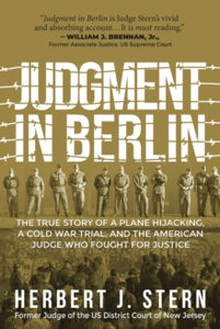 Judgment in Berlin: The True Story of a Plane Hijacking, a Cold War Trial, and the American Judge Who Fought for Justice - Herbert J. Stern (Paperback) 30-09-2021 
