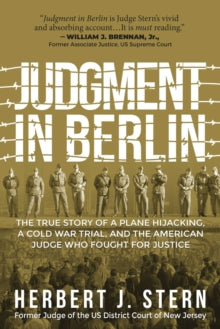 Judgment in Berlin: The True Story of a Plane Hijacking, a Cold War Trial, and the American Judge Who Fought for Justice - Herbert J. Stern (Paperback) 30-09-2021 