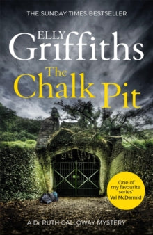 The Dr Ruth Galloway Mysteries  The Chalk Pit: The Dr Ruth Galloway Mysteries 9 - Elly Griffiths (Paperback) 13-07-2017 